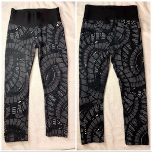 Women’s small athleisure leggings black & white exercise fitness workout